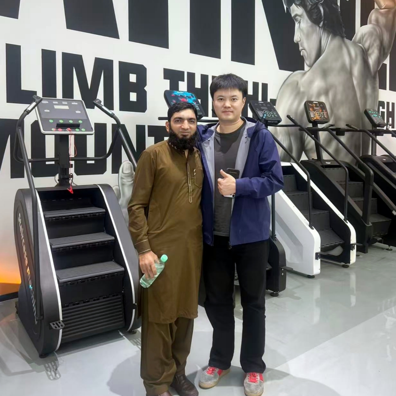 Компанія yingruis Fitness Equipment Technology Co., Ltd. успішно виконала замовлення на 30 вигнутих бігових доріжок для пакистанських клієнтів